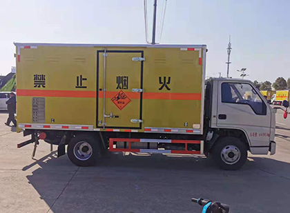 五峰爆破器材运输车技术升级与安全合规新趋势
